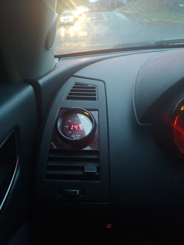 2005-2006 Altima SE-R with Custom Vent Gauge Pod for Air/Fuel